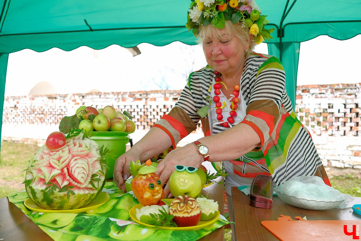 На праздник собрались и местные жители, и гости Суздаля. Несмотря на уходящее лето, это первое официальное событие ВСМЗ на открытом воздухе
