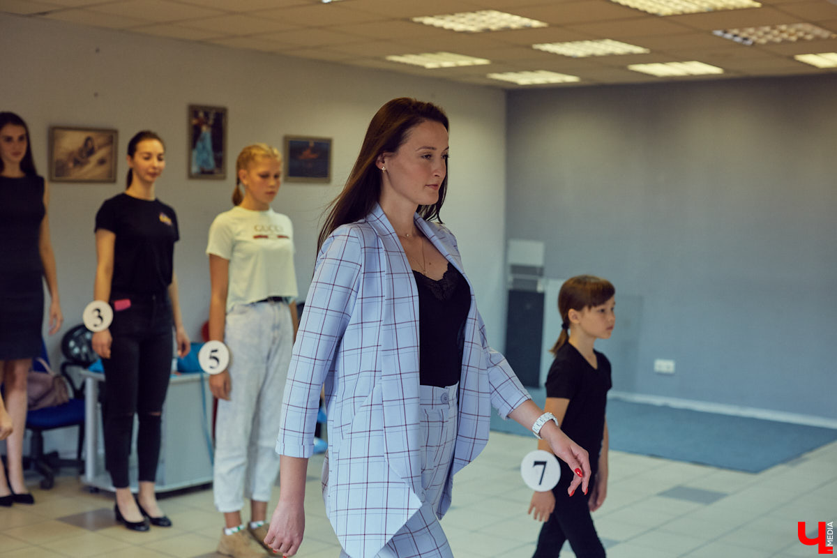 Ольга Корнева работает в доме моды у Вячеслава Зайцева. Недавно она приехала во Владимир, чтобы провести мастер-класс для учеников школы моделей «Жанна»