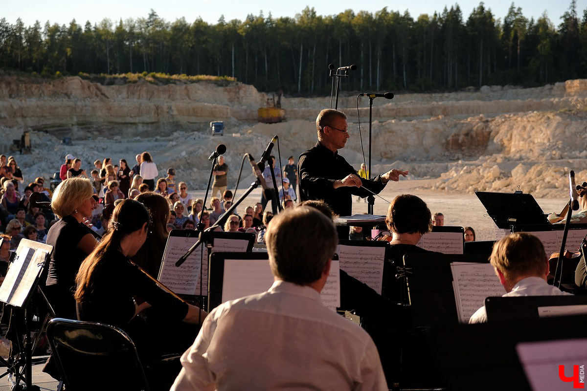 Музыканты выбрали живописное и труднодоступное место для концерта, чтобы ограничить поток желающих послушать классическую музыку