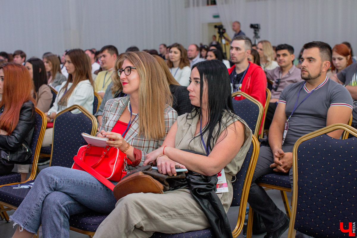 Под Владимиром состоялся ежегодный форум для маркетологов, на котором собрались бизнесмены и блогеры. Как правильно продавать в 2020 году и что такое оцифрованная реальность? Рассказывают местные предприниматели