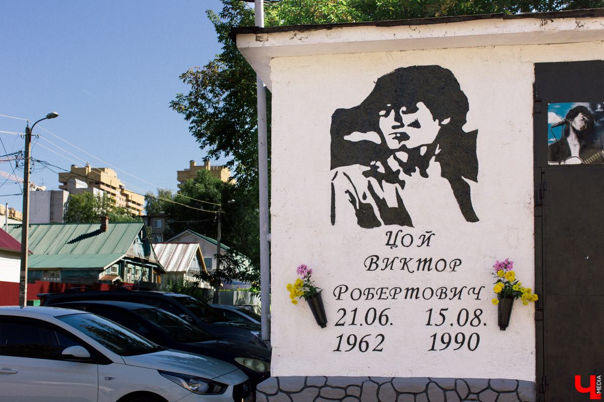 На улице Лакина появилось свежее граффити с Виктором Цоем. Этот портрет — один из самых больших в России. Мы узнали, благодаря кому он появился