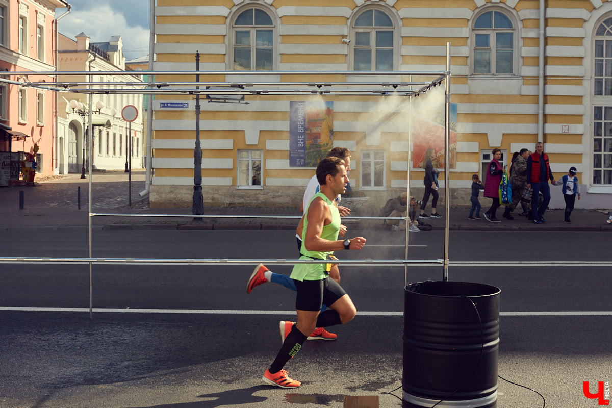 В минувшую субботу центр Владимира превратился в единый механизм, состоящий из тысячи бегущих людей — участников полумарафона «Золотые ворота»