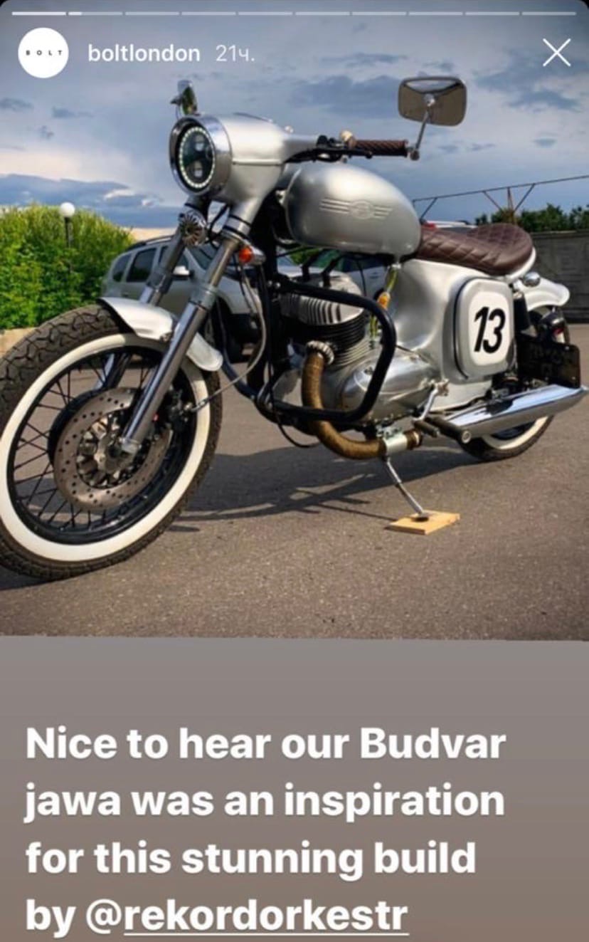 Фронтмен группы «Рекорд Оркестр» Тимофей Копылов продемонстрировал нам свой уникальный ретро-мотоцикл «Ява» под номером 13