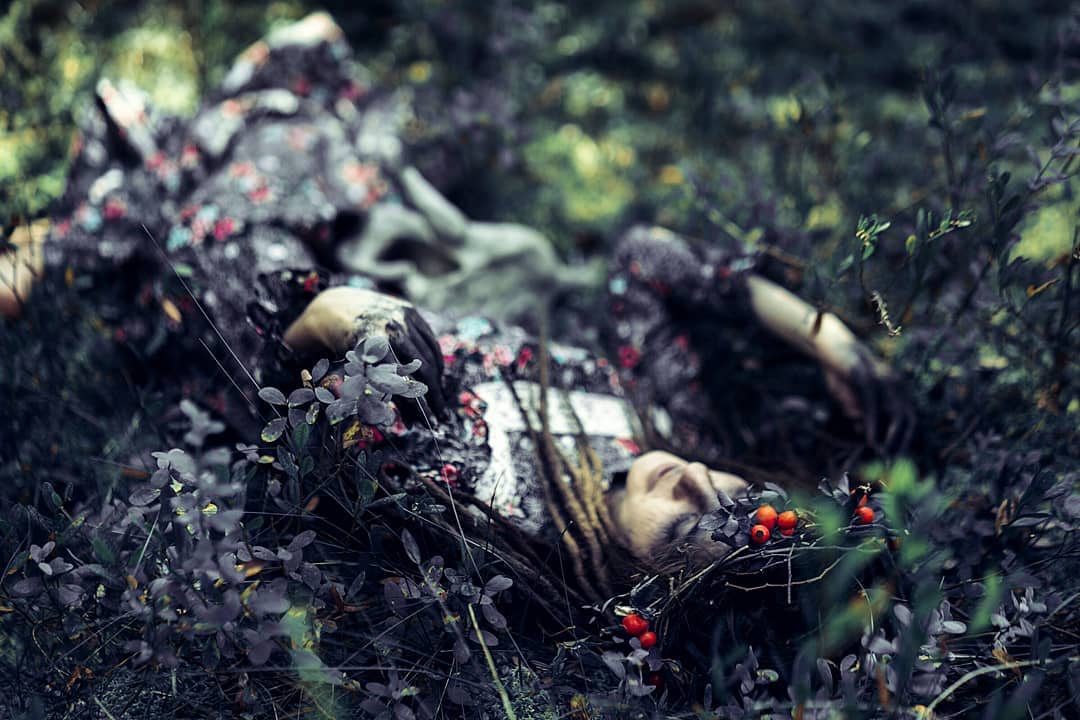 Сказочные владимирские девушки, заманивающие в лес, к болотам и на камни...