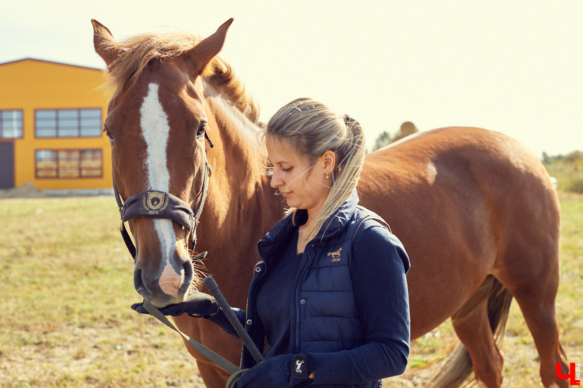 Екатерина Добронравова установила удивительно доверительный контакт со своей лошадью Далиной благодаря методике гуманного отношения к питомцу. Это добрая история про иппотерапию и дружбу