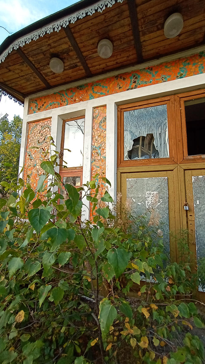 В Собинском районе есть интересная локация - заброшенная турбаза с очень красивыми постройками. Как раньше выглядело это место и в каком состоянии оно находится сейчас - все это видно на фото
