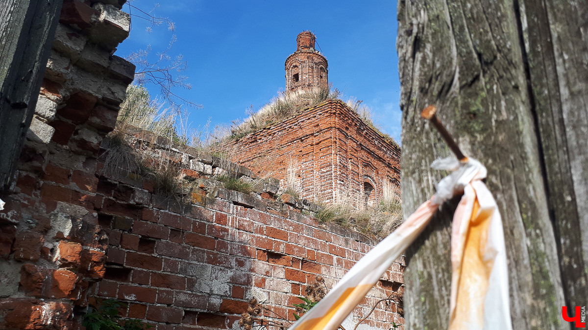 Фоторепортаж из села Константиново и история двух заброшенных церквей
