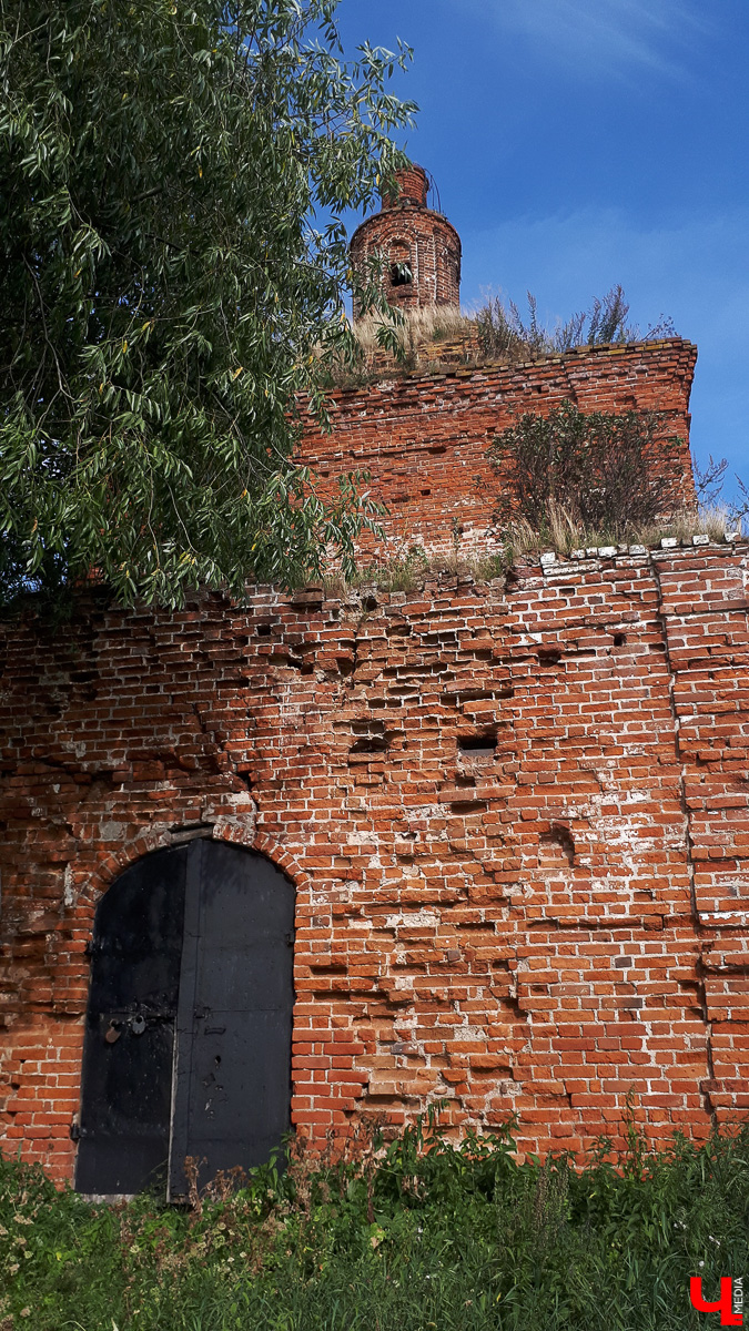 Фоторепортаж из села Константиново и история двух заброшенных церквей