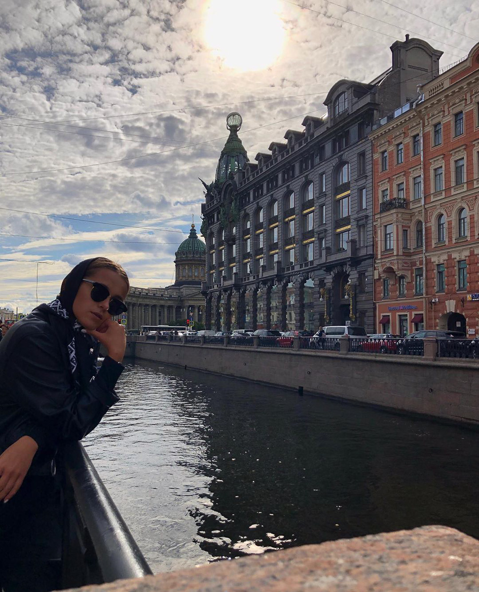 Владимирская вокалистка Соня Круглина, известная громкими каверами для Instagram, наконец пришла к сольному творчеству и готовится выпустить первый трек