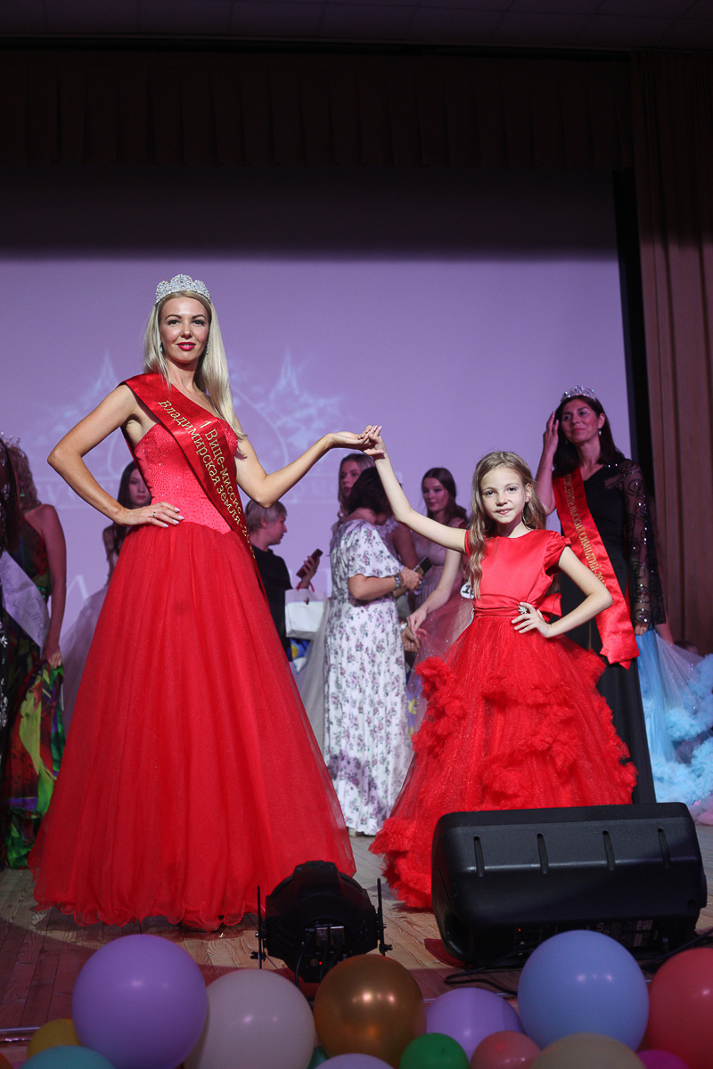 Финалистки проектов «Мисс» и «Миссис Владимирская земля» взяли призы на конкурсе «Хрустальная корона Мира-2020»