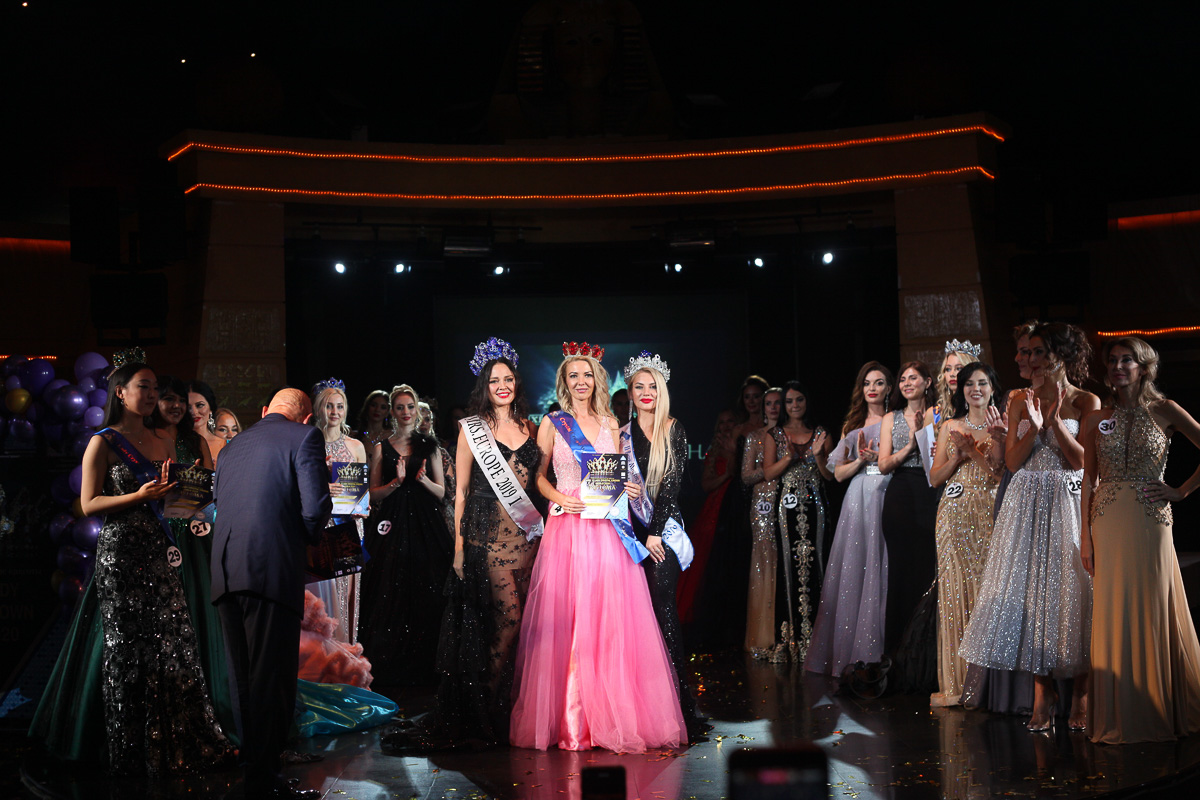 Финалистки проектов «Мисс» и «Миссис Владимирская земля» взяли призы на конкурсе «Хрустальная корона Мира-2020»