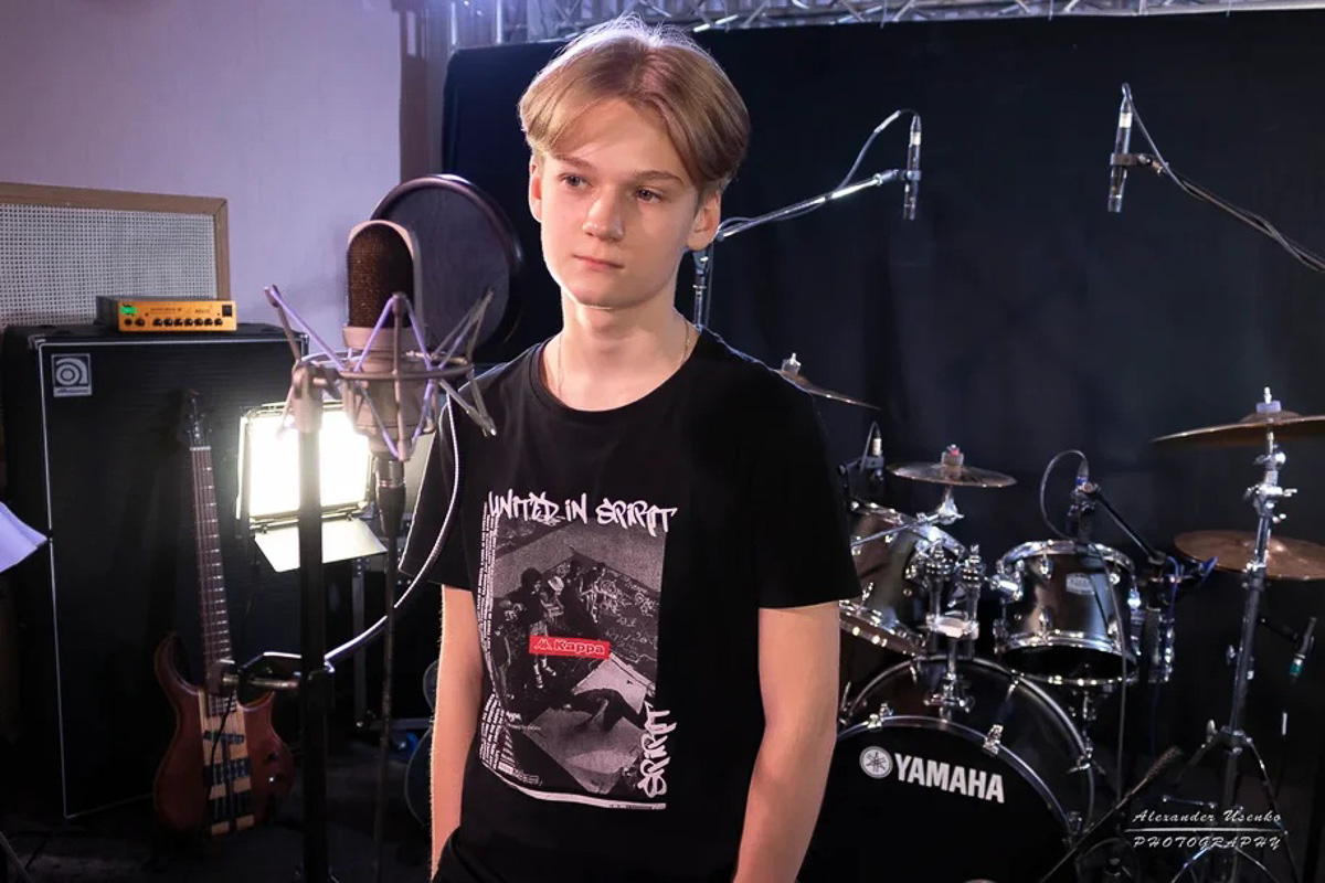 Захар Усенко поучаствовал в фестивале «Rock Smena» и вышел в финал. Выступление парня оценили музыканты группы LUMEN