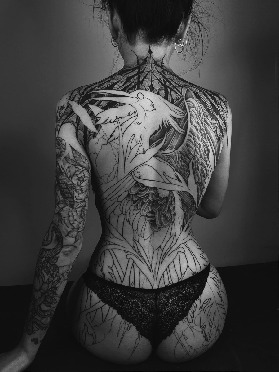 Даниил Смокер — тату-мастер, который создает очень смелые рисунки. Обнаженные девушки на обнаженной коже. Высокоморальным лучше и не смотреть