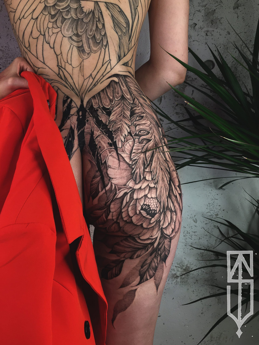 Даниил Смокер — тату-мастер, который создает очень смелые рисунки. Обнаженные девушки на обнаженной коже. Высокоморальным лучше и не смотреть