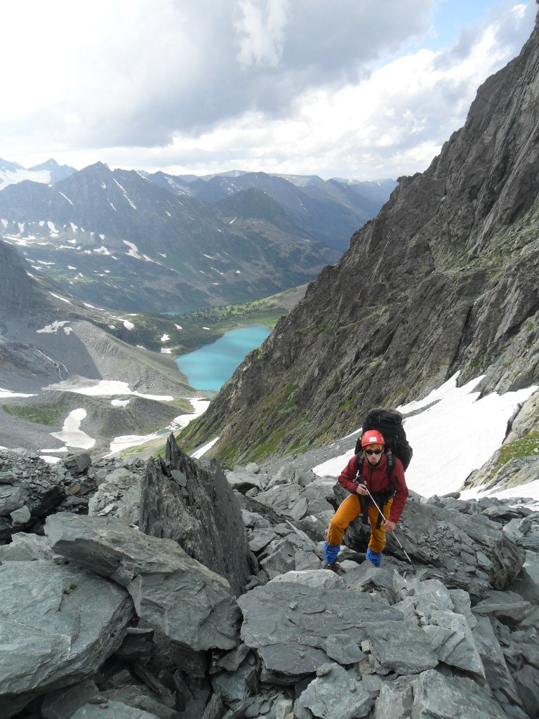 Сергей Кузнецов - турист со стажем более 20 лет. Он впервые поднялся в горы, а это были Хибины, в 13 и до сих пор покоряет вершины