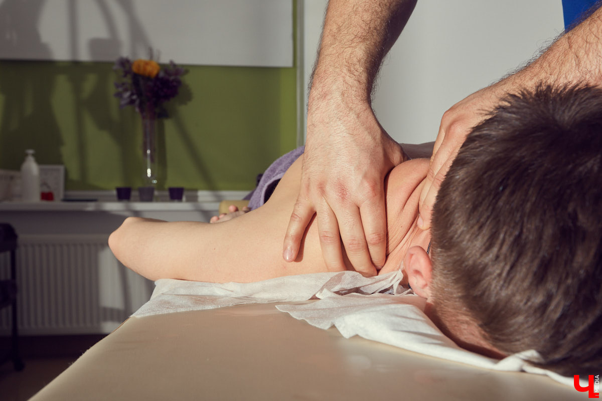 Что такое лечебный массаж и почему нам всем пора записаться к специалисту? Расслабленно разбираемся в вопросах с профессионалами