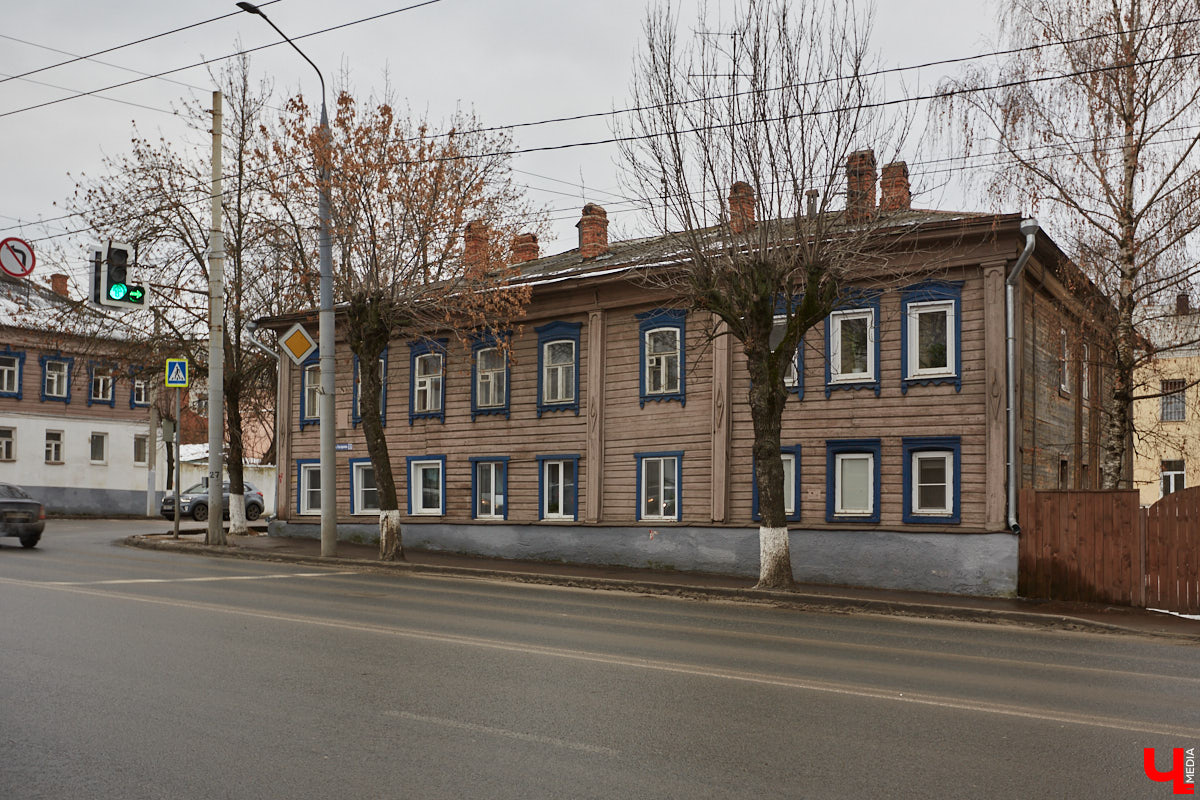 Прогулялись по владимирским улицам и посмотрели свежим взглядом на примечательные деревянные дома