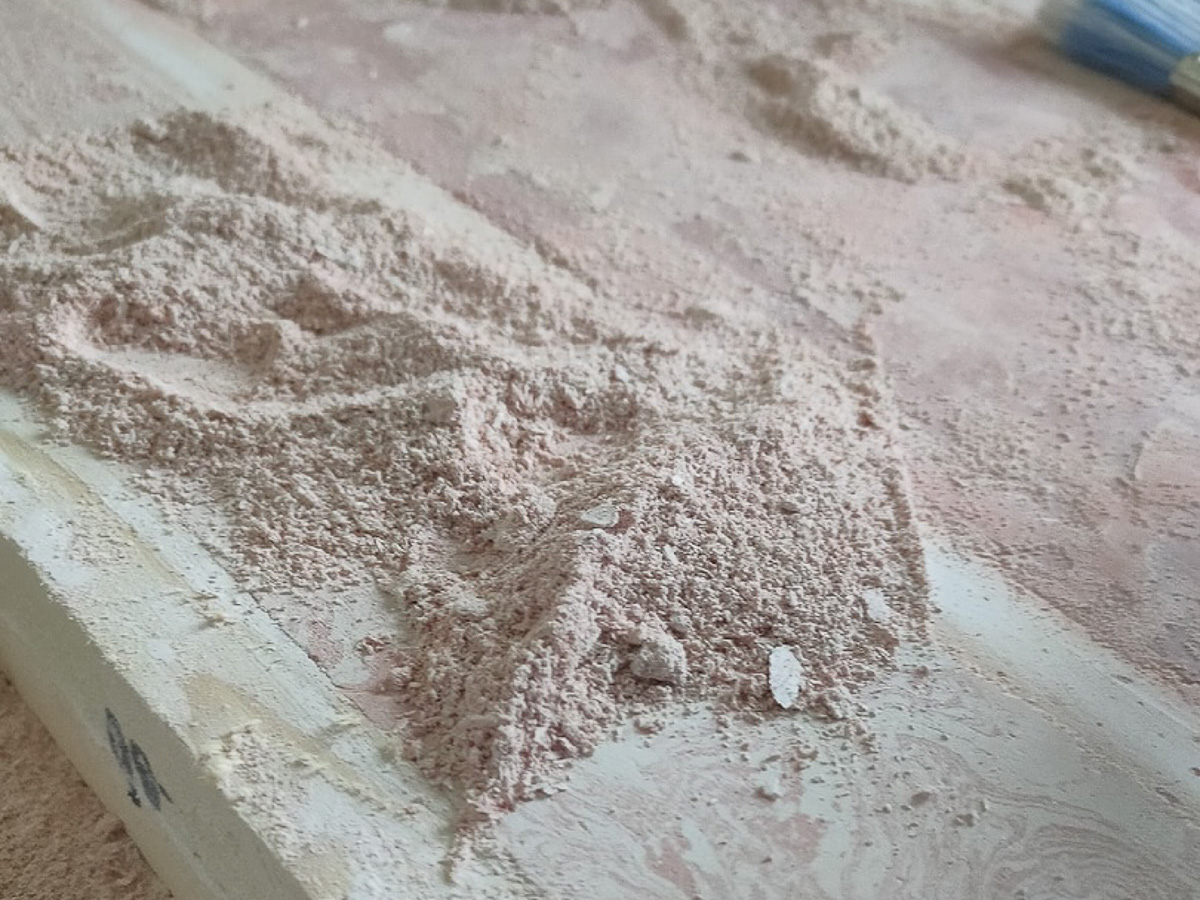 Небольшая мастерская во Владимире работает в технике скальолы. Проект «Странные камни» — о мечте изобрести малахит
