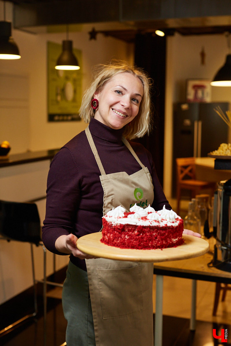 Мария Шпелевич, мама шестерых детей, в канун Нового года исполнила две мечты: попала на «Кулинарный ответ» и испекла свой первый торт.