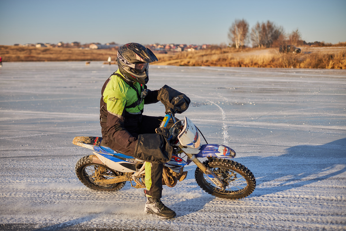 Сезон зимних заездов открыт. Автомобилисты и мотоциклисты вышли на лед.