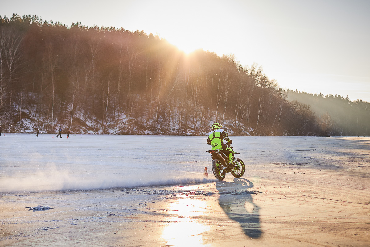 Сезон зимних заездов открыт. Автомобилисты и мотоциклисты вышли на лед.