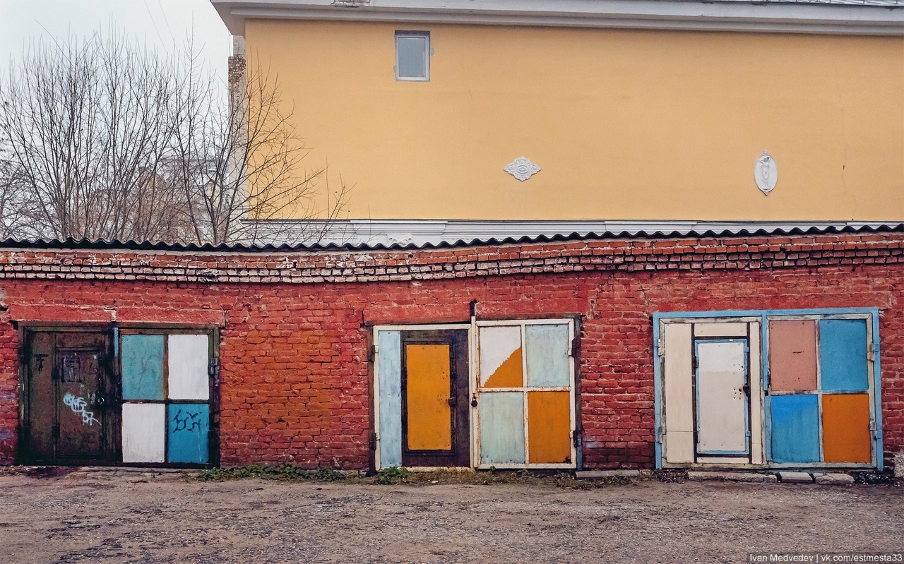 Во Владимире есть просто гаражи, а есть очень крутые варианты. Оцените нашу подборку!