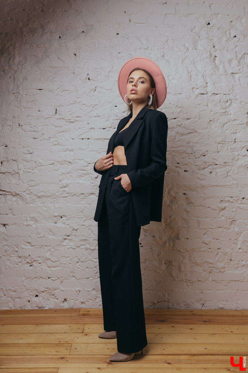 Лейсан Перова — и блогер, и стилист, и модная мама. В ее гардеробе масса стильных аутфитов, но специально для нашего издания она выбрала три свои самые любимые