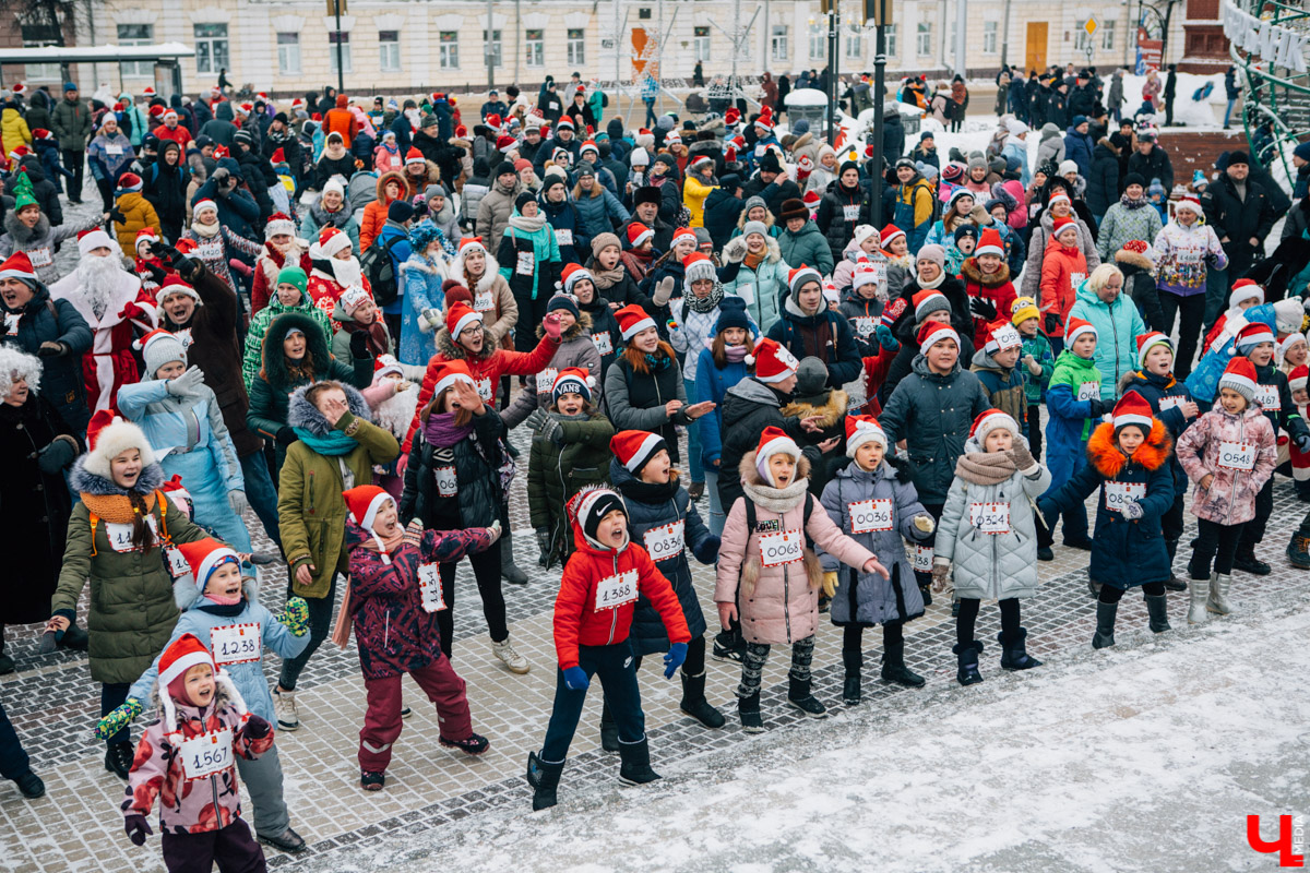 Онлайн-мероприятием нынче никого не удивишь. “Но это лучше, чем ничего”, - подумали организаторы юбилейного забега Дедов Морозов и Снегурочек во Владимире, и решили в этом году провести виртуальные костюмированные старты.