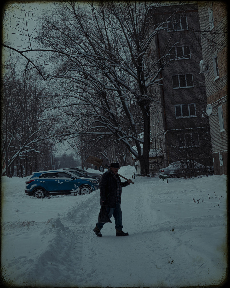 Желанию запечатлеть настоящую, русскую зиму, пришедшую к нам в январе 2021 года, не помешали ни сломанная нога, ни замерзшие пальцы, ни занесенные снегом тропинки. Такое упорство фотолюбителей привело к созданию настоящих шедевров, которыми мы спешим поделиться с вами.