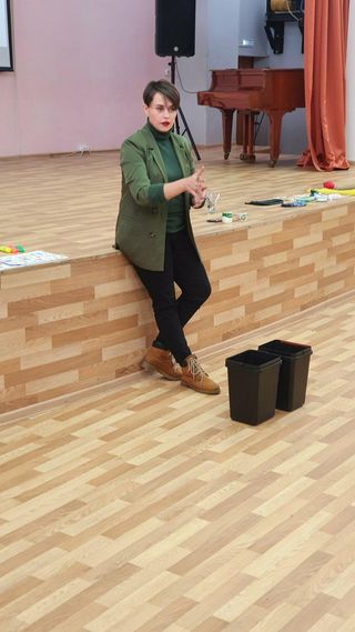 Алена Макарова переворачивает муромскую культуру потребления с ног на голову, и, между прочим, это комплимент! Экоактивистка провела первый урок экологики для школьников и несколько часов отвечала на вопросы ребят об утилизации отходов.