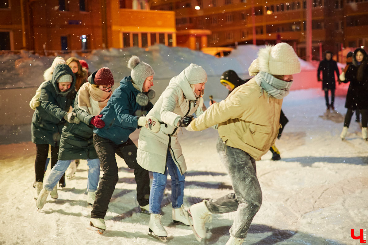 Вузовцы попрощались с «дистантом» и вышли из «Зума» на первое массовое мероприятие рассекать коньками лёд!