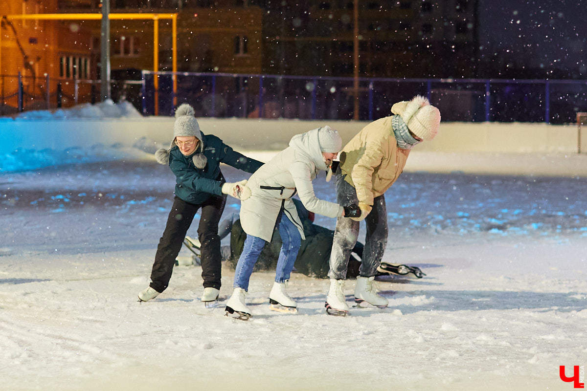 Вузовцы попрощались с «дистантом» и вышли из «Зума» на первое массовое мероприятие рассекать коньками лёд!