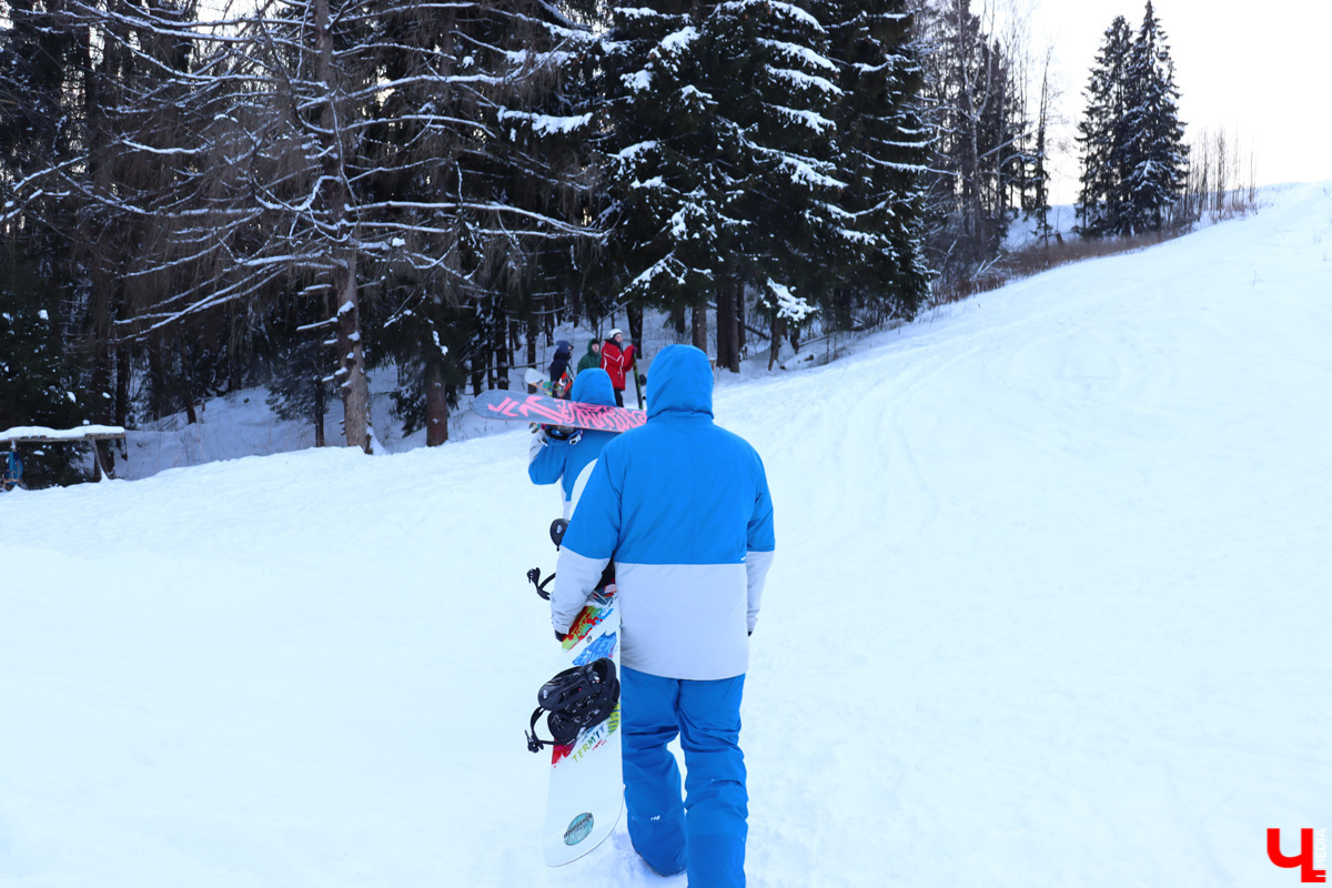 Взяли сноуборд и вместе с Ярославом Чесноковым отправились исследовать феномен «Коняево-парка» под Владимиром