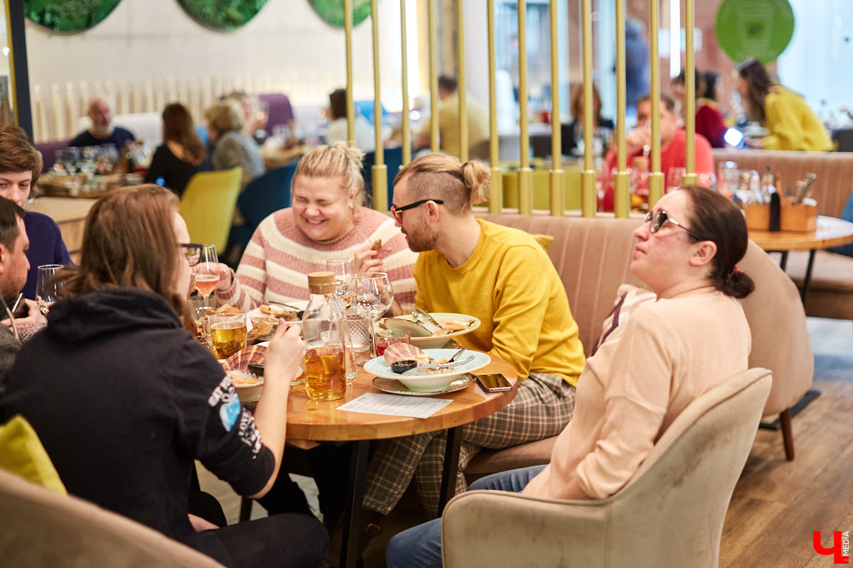 Ресторан «MARiO-MARiO» недавно отметил день рождения. Вместо банального торта гостей праздника ждало яркое кулинарное шоу — ужин в 4 руки. Что это? И понравилось ли гостям? Сейчас все расскажем!