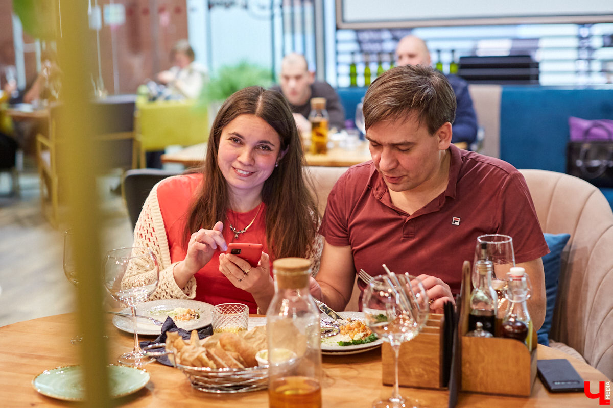 Ресторан «MARiO-MARiO» недавно отметил день рождения. Вместо банального торта гостей праздника ждало яркое кулинарное шоу — ужин в 4 руки. Что это? И понравилось ли гостям? Сейчас все расскажем!