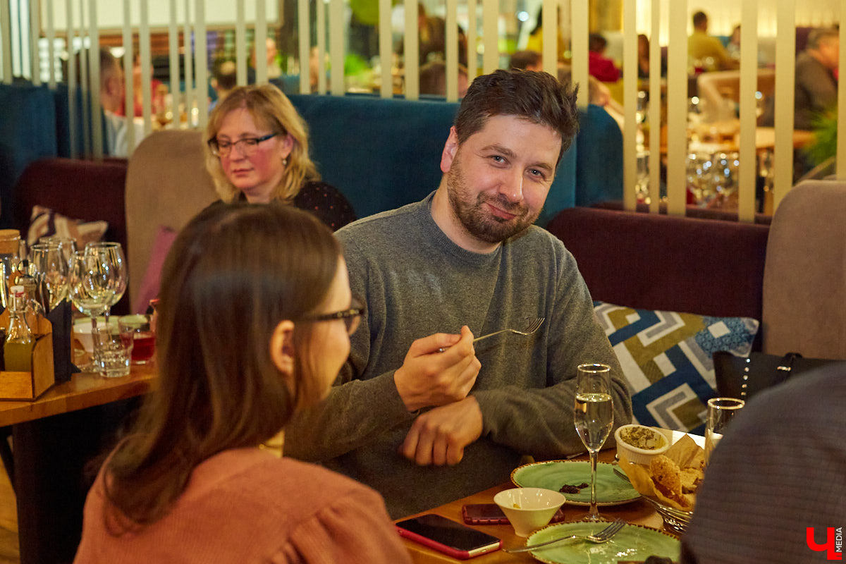 Ресторан «MARiO-MARiO» недавно отметил день рождения. Вместо банального торта гостей праздника ждало яркое кулинарное шоу — ужин в 4 руки. Что это? И понравилось ли гостям? Сейчас все расскажем!