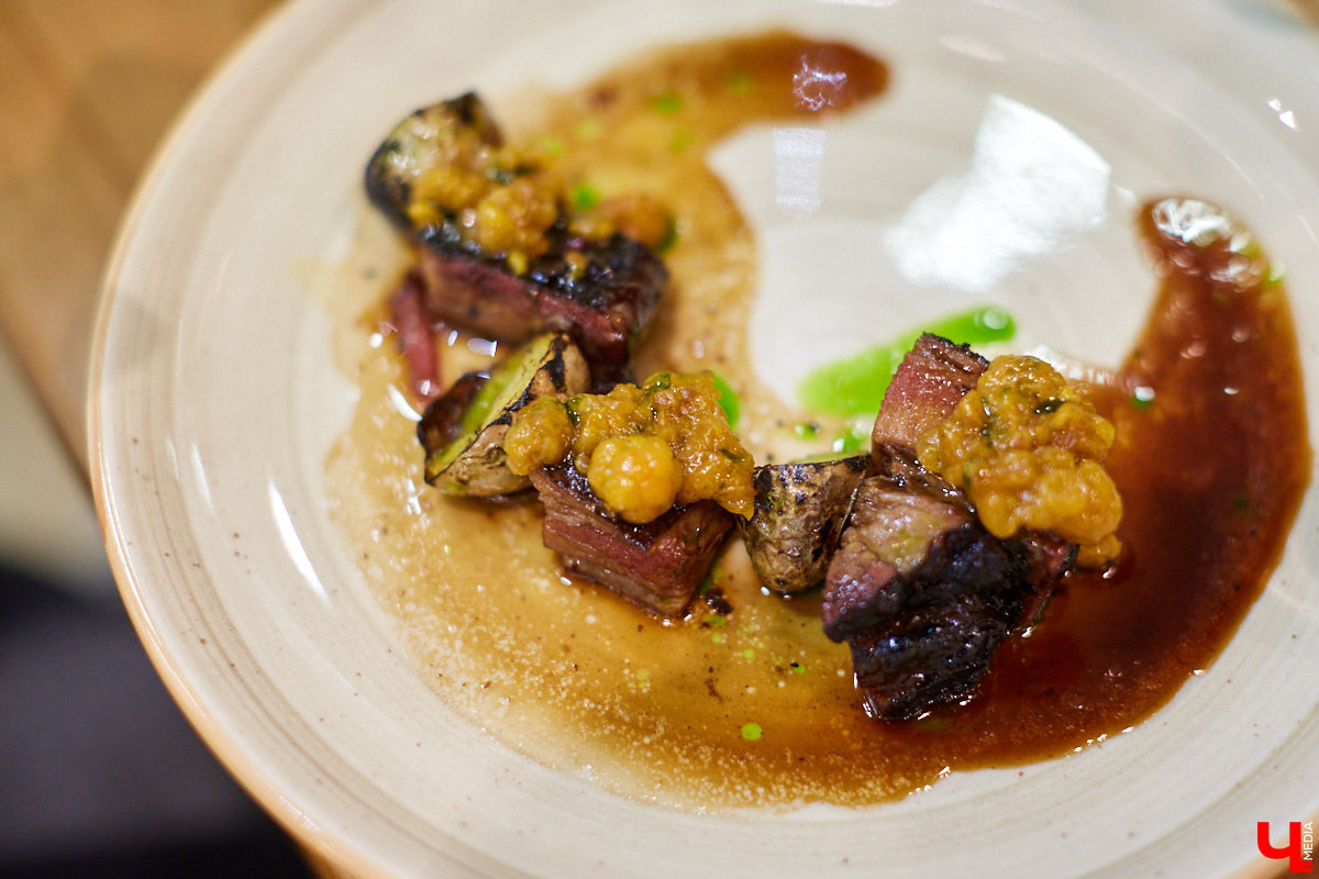 Ресторан «MARiO-MARiO» недавно отметил день рождения. Вместо банального торта гостей праздника ждало яркое кулинарное шоу — ужин в 4 руки. Что это? И понравилось ли гостям? Сейчас все расскажем!