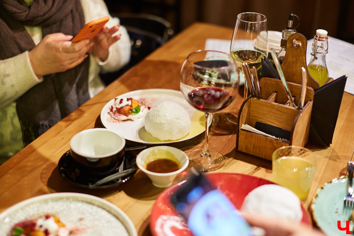 Ресторан «MARiO-MARiO» недавно отметил день рождения. Вместо банального торта гостей праздника ждало яркое кулинарное шоу — ужин в 4 руки. Что это? И понравилось ли гостям? Сейчас все расскажем!