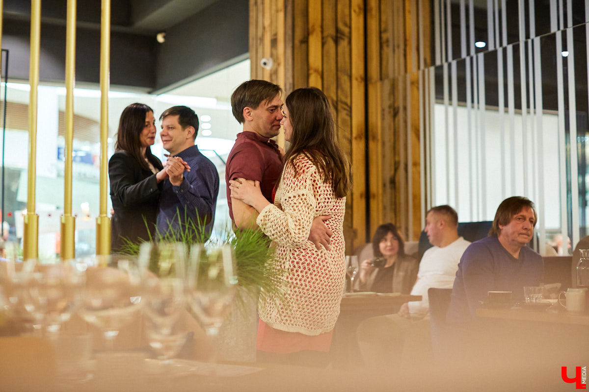 Ресторан «MARiO-MARiO» недавно отметил день рождения. Вместо банального торта гостей праздника ждало яркое кулинарное шоу — ужин в 4 руки. Что это? И понравилось ли гостям? Сейчас все расскажем!