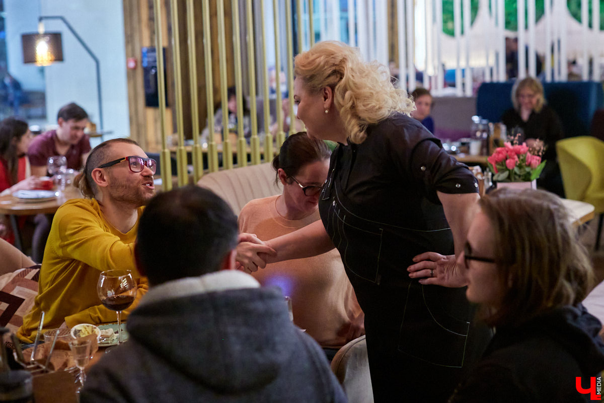 Ресторан «MARiO-MARiO» недавно отметил день рождения. Вместо банального торта гостей праздника ждало яркое кулинарное шоу — ужин в 4 руки. Что это? И понравилось ли гостям? Сейчас все расскажем!