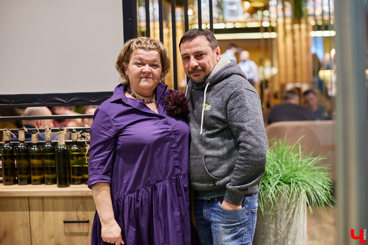 Ресторан «MARiO-MARiO» недавно отметил день рождения. Вместо банального торта гостей праздника ждало яркое кулинарное шоу — ужин в 4 руки. Что это? И понравилось ли гостям? Сейчас все расскажем!