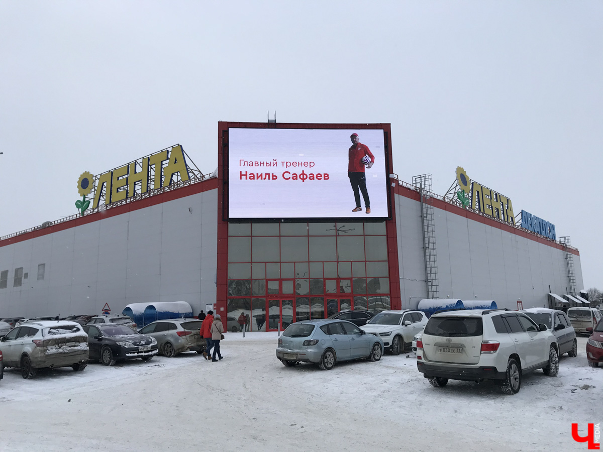 На машине объездили большую часть парковок возле торговых центров Владимира и выбрали среди них наиболее удобные.