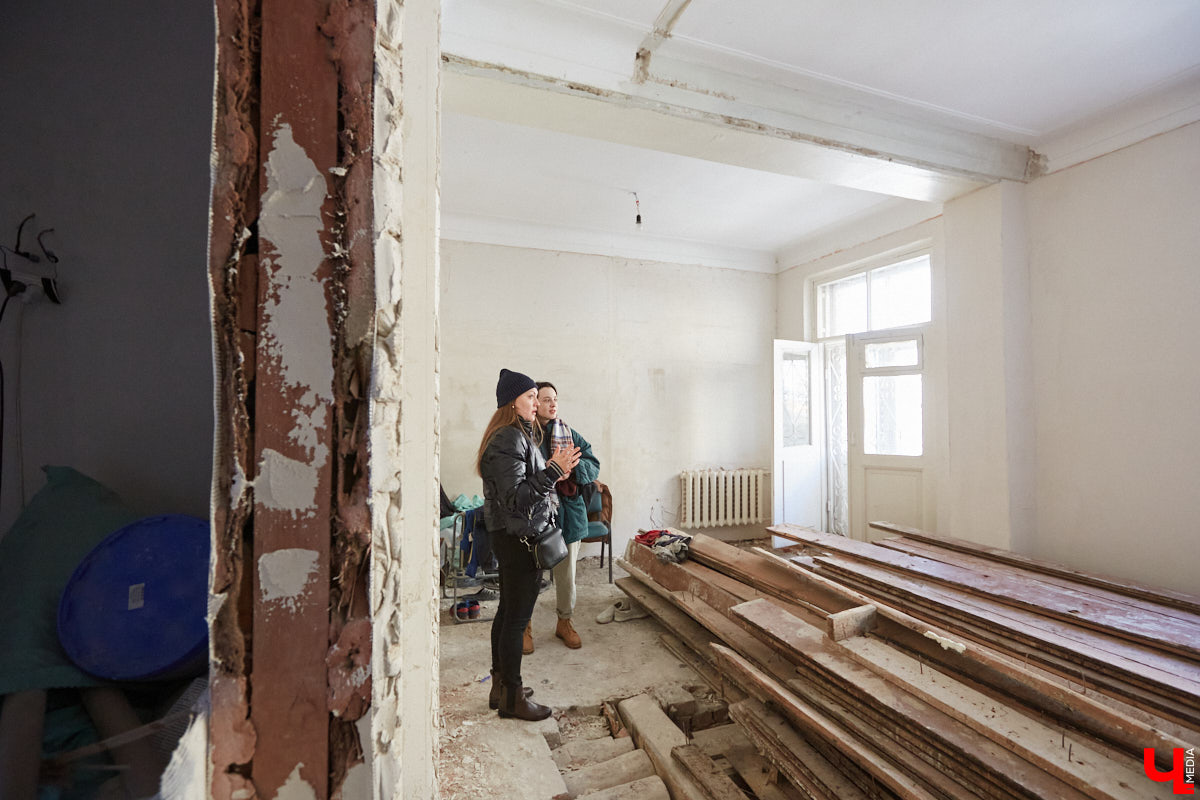 Дарья Сипатова вместе с мужем купили квартиру в доме с 85-летней историей и теперь рассказывают о деталях преображения жилплощади в своем Instagram-блоге «Сталинка» на Дворянской».