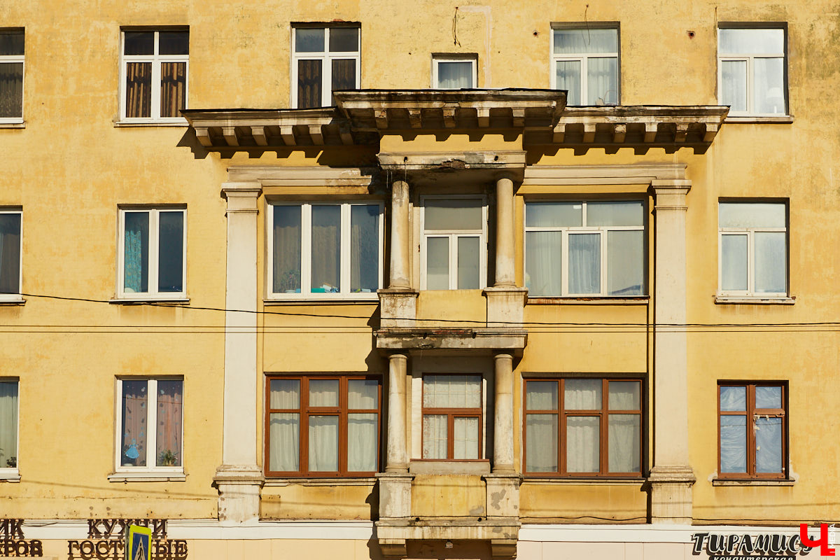Дарья Сипатова вместе с мужем купили квартиру в доме с 85-летней историей и теперь рассказывают о деталях преображения жилплощади в своем Instagram-блоге «Сталинка» на Дворянской».