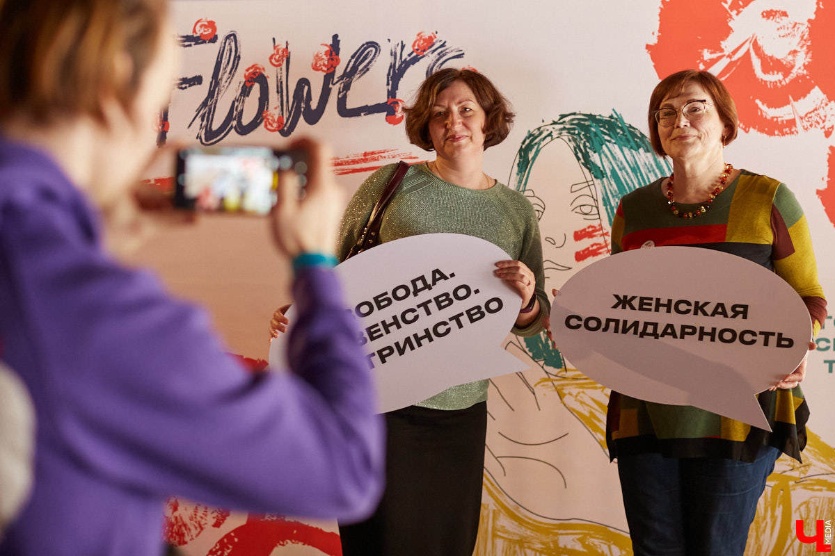 В выходные состоялось открытие «No Flowers Fest» — благотворительного феминистского фестиваля во Владимире. Несколько неравнодушных подруг превратили вечеринку до ряда событий в течение марта. Что из этого получилось?