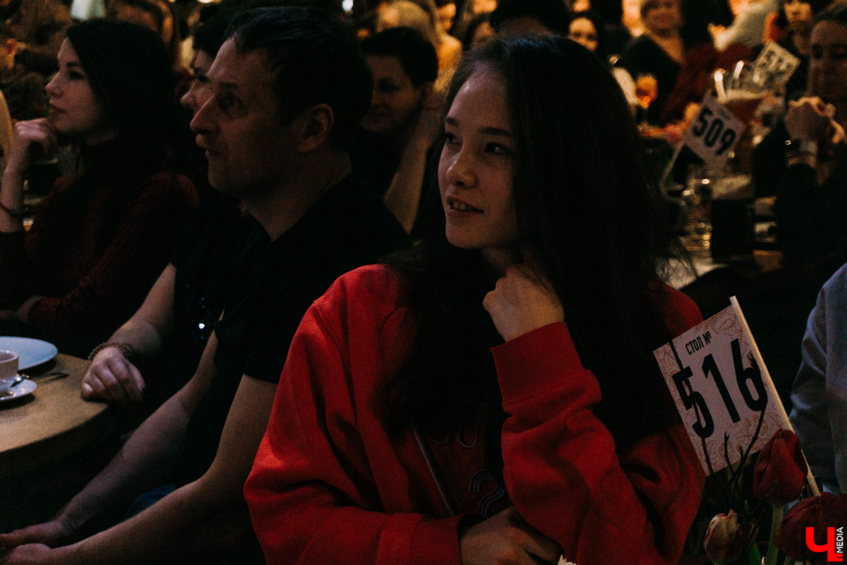 Резидент «StandUp» на ТНТ Виктория Складчикова собрала более сотни владимирских женщин на откровенный диалог. Собственно, о чем говорят женщины?
