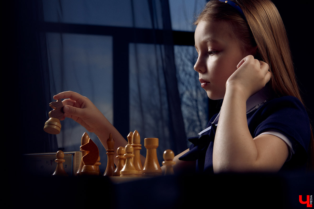 Диане Преображенской десять лет, а она уже пятый год профессионально занимается шахматами. Мечтает стать гроссмейстером и уверенно идет к своей цели. Родители юной спортсменки поделились планами на будущее талантливой дочери.