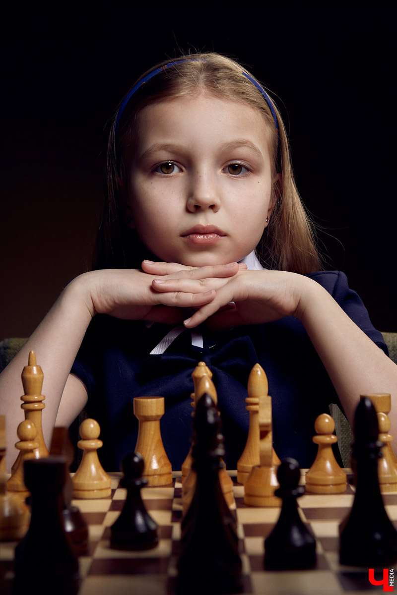 Диане Преображенской десять лет, а она уже пятый год профессионально занимается шахматами. Мечтает стать гроссмейстером и уверенно идет к своей цели. Родители юной спортсменки поделились планами на будущее талантливой дочери.