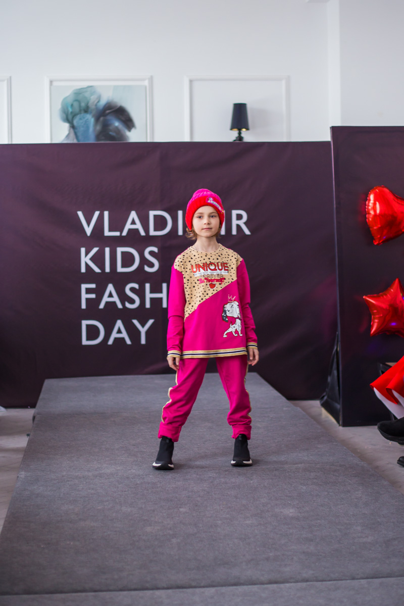 Кружева и пайетки, пышные платья и лаконичная, но оригинальная школьная форма, модели от 2 до 15 лет - так во Владимире прошел первый модный показ детской одежды для детей и подростков Vladimir kids fashion day.