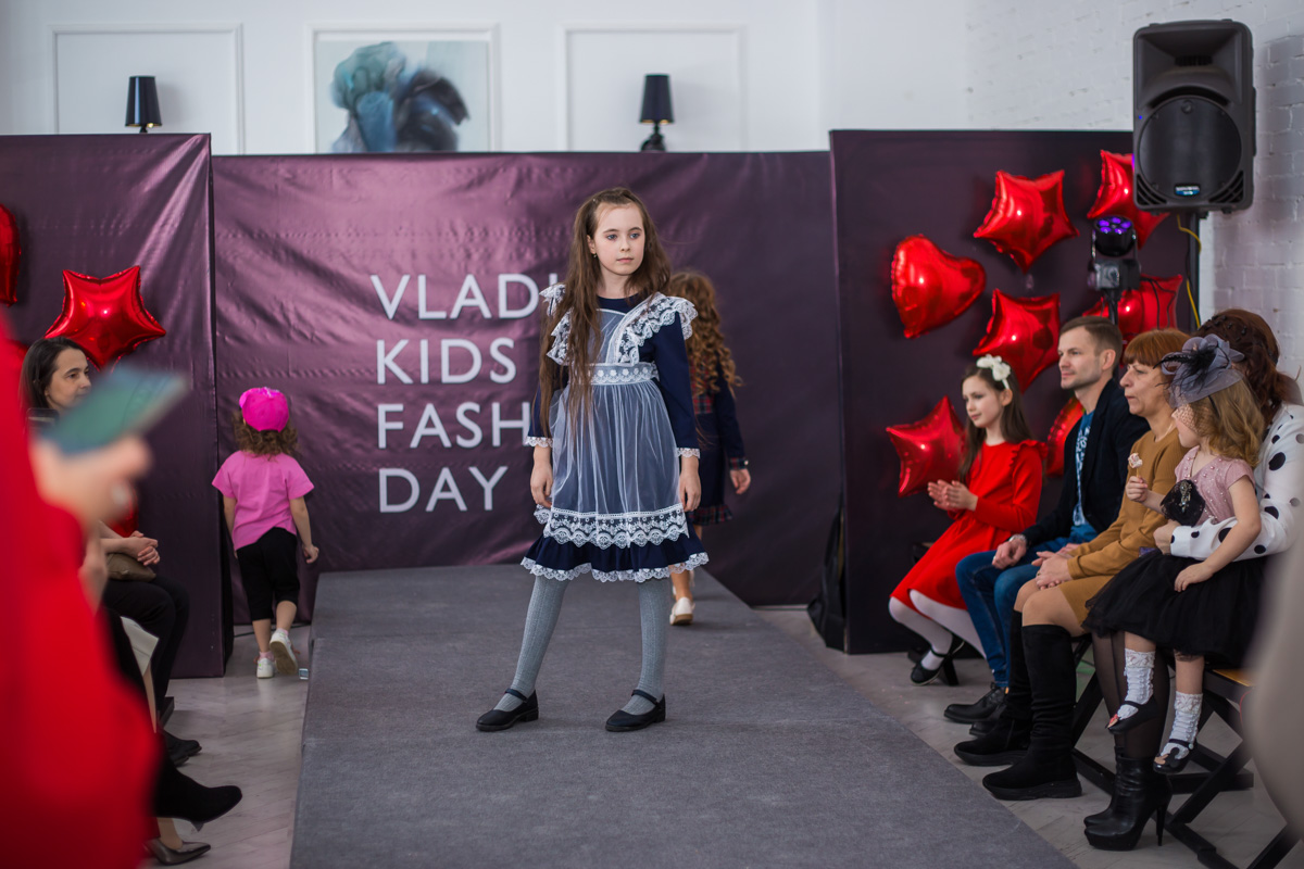 Кружева и пайетки, пышные платья и лаконичная, но оригинальная школьная форма, модели от 2 до 15 лет - так во Владимире прошел первый модный показ детской одежды для детей и подростков Vladimir kids fashion day.